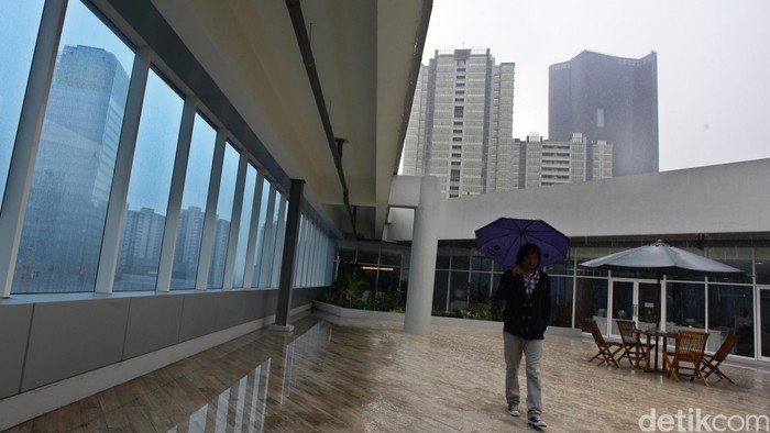 Hujan mengguuyur jakarta pagi hari ini seperti yang terlihat di kawasan epicentrum, jakarta selatan (8/12/2015). Cuaca Jabodetabek pada hari ini diprakirakan berawan, dan hujan dengan intensitas ringan, sedang, hingga lebat. Demikian Badan Meteorologi Klimatologi dan Geofisika (BMKG).