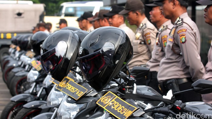 Kapolres Metro Depok Kombes Dwiyono melerpas sekitar 80 motor yang digunakam Babinkamtibnas di halaman parkir Polres depok, Jawa Barat, Selasa (8/12/2015). Motor trersebut merupakan bantuan Gubernur Jawa Barat untuk Patroli dalam Pilkada pemilihan Walikoita Depok