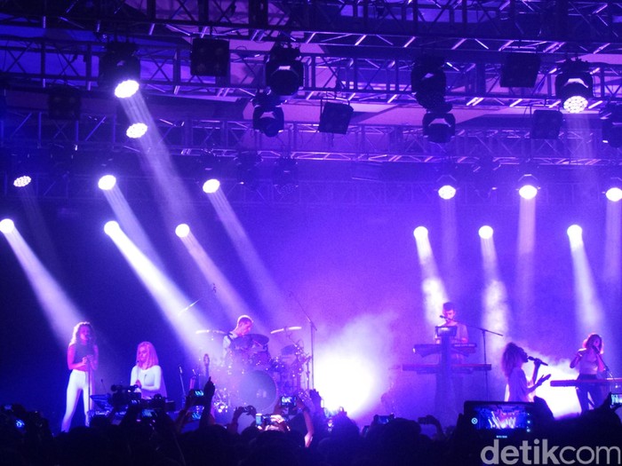 Teriakan ABG Buka Konser Clean Bandit Jakarta