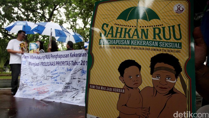 Belasan pengunjukrasa yang mengatasnamakan  diri Aliansi Masyarakat Tolak Kekerasan Seksual beraksi di depan kantor Kementrian Pemberdayaan Perempuan dan Anak (PPA), Selasa (8/12/2015). Mereka mendukung penghapusan kekerasan seksial dengan memasukan rancangan undang-undang tersebut ke Prolegnas DPR 2016.  Sebab, menurut catatan pendemo mengutip laporan Komnas Perempuan, dari 400.939 kasus kekerasan perempuan sepanjang 13 tahun terakhir, 93.960 kasus di antaranya merupakan kasus kekerasan seksual. (Ari Saputra/detikcom)