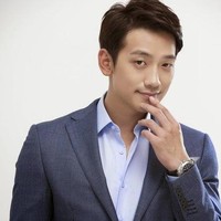Ketika seorang anti-fans mengatakan lagu “LA Song” miliknya terdengar seperti musik seorang penyanyi trot Tae Jin Ah, bahkan membuat parodi untuk mengejeknya, Rain tidak tinggal diam. Ia justru mengajak Tae Jin Ah tampil di panggung bersamanya untuk menunjukkan bahwa ejekan netizen tak akan membuatnya terpuruk. Foto: istimewa