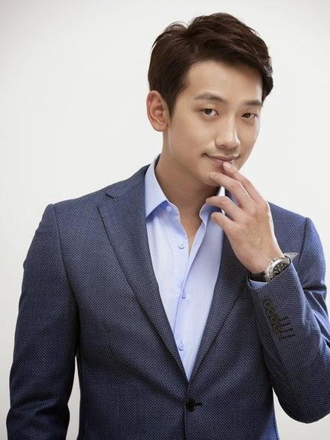 Ketika seorang anti-fans mengatakan lagu “LA Song” miliknya terdengar seperti musik seorang penyanyi trot Tae Jin Ah, bahkan membuat parodi untuk mengejeknya, Rain tidak tinggal diam. Ia justru mengajak Tae Jin Ah tampil di panggung bersamanya untuk menunjukkan bahwa ejekan netizen tak akan membuatnya terpuruk. Foto: istimewa