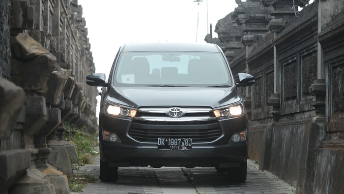 Test drive toyota kijang innova model terbaru di Bali
