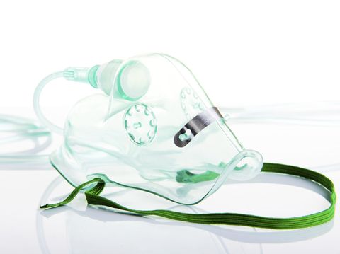 Tabung oksigen dibawakan oleh pemain lain.