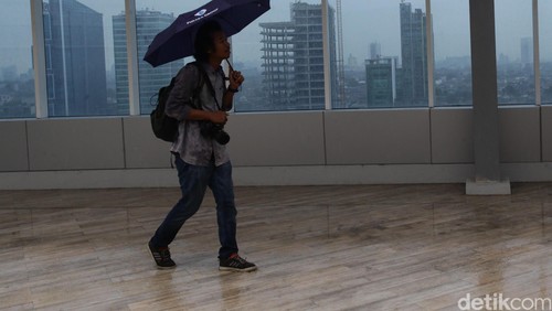 Hujan mengguuyur jakarta pagi hari ini seperti yang terlihat di kawasan epicentrum, jakarta selatan (8/12/2015). Cuaca Jabodetabek pada hari ini diprakirakan berawan, dan hujan dengan intensitas ringan, sedang, hingga lebat. Demikian Badan Meteorologi Klimatologi dan Geofisika (BMKG).