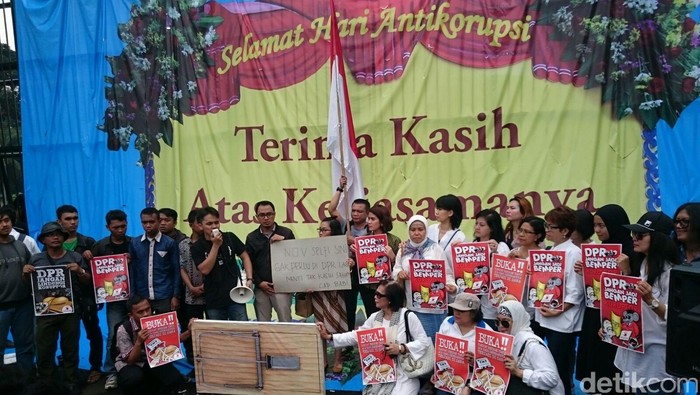 Aktivis Antikorupsi Gelar Aksi Bersihkan DPR