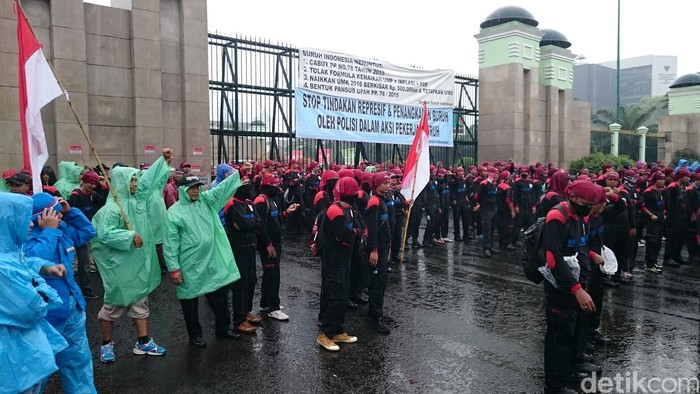 Ratusan Buruh Unjuk Rasa di Depan DPR Minta PP 78 Dicabut
