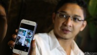 Pasha menunjukkan foto sang buah hati. Pool/Palevi S/detikFoto.