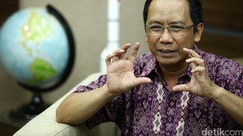 Kehebohan teori konspirasi Bumi datar pada 2018 dibuka dengan perseteruan antara Kepala LAPAN Thomas Djamaluddin, dengan komunitas Bumi datar yang melancarkan petisi terhadapnya. Foto: Grandyos Zafna