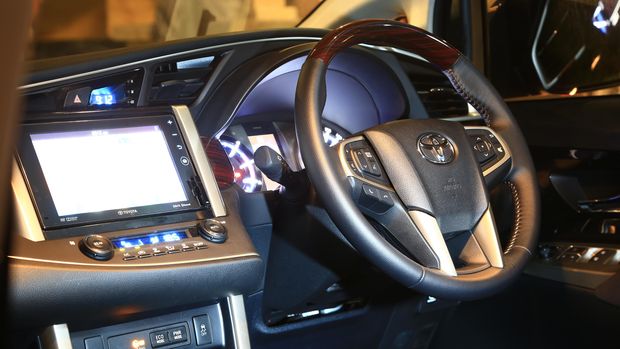 Wuling Cortez Lawan Toyota Kijang Innova