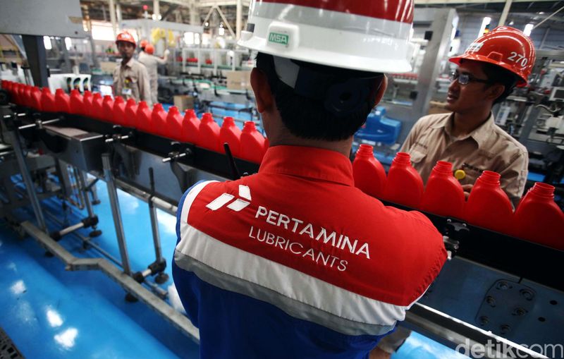Pekerja menyelesaikan pengemasan oli produk dari Pertamina Lubricants di Production Unit Jakarta (PUJ) Tanjung Priok Jakarta Utara, Selasa (8/12/2015). Pabrik pelumas Pertamina yang akan diresmikan tahap Start Up tahap 1 pada 11 Desember mendatang ini menjadi pabrik pelumas terintegrasi terbesar di Asia Tenggara. Rachman Haryanto/detikcom.