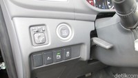 Untuk menyalakan mobil tinggal menyentuh tombol Start Stop System saja.