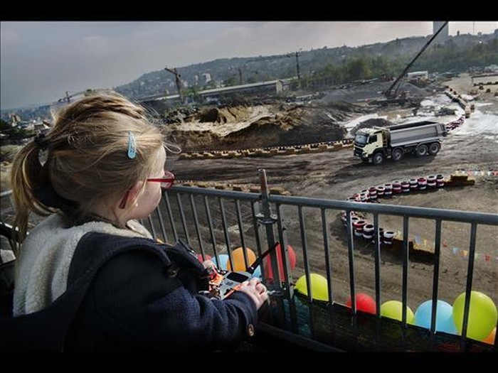 Apa Jadinya Jika Anak Perempuan 4 Tahun Nyetir Truk?