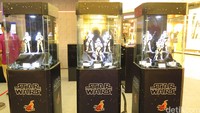 Dua karakter Stormtrooper dari seri sebelum dan sesudah dalam First Order misalnya menjadi salah satu diorama yang dipamerkan.