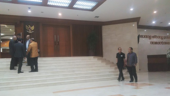 Lobi Molor 1 Jam, Paripurna Revisi UU KPK Belum Berlanjut