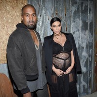 Hari Natal tahun 2015 menjadi sangat istimewa bagi Kim. Oleh Kanye, dia dihadiahi 150 kado, mulai dari jumpsuit Prada sampai gaun Louis Vuitton. Kanye meminta asisten pribadinya membeli hadiah itu langsung di Italia, sementara sang rapper memilihnya lewat Skype. Foto: Larry Busacca