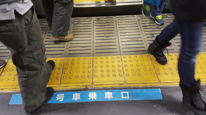 Belajar Antre dari Orang Jepang: Naik Kereta Sampai Eskalator