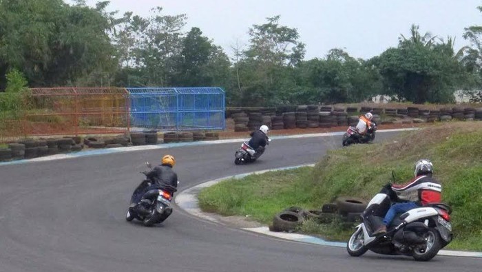 Komunitas Jakarta Max Owners (JMO) yang tergabung dalam wadah Indonesia Max Owners menyelenggarakan safety riding course bagi membernya.