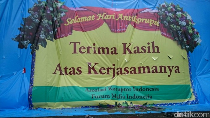 DPR Dapat Karangan Bunga dari Asosiasi Koruptor dan Forum Mafia