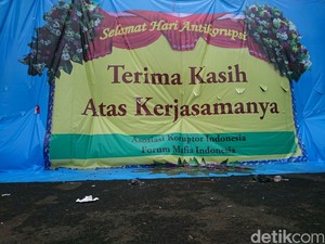 DPR Dapat Karangan Bunga dari Asosiasi Koruptor dan Forum Mafia