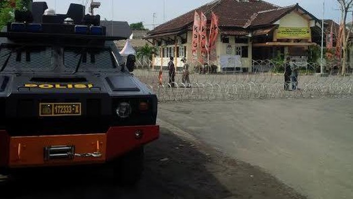 Antisipasi Kerusuhan, KPU Kediri Dikelilingi Kawat Berduri