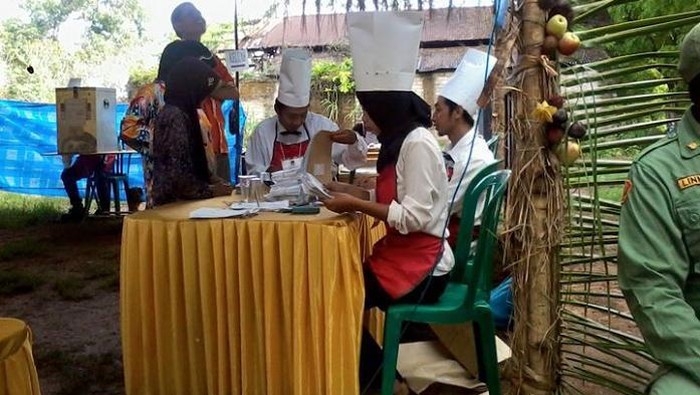 Petugas KPPS di Lamongan Berdandan ala Koki dan Wisudawan
