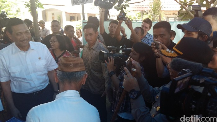 Saat Kapolda Metro Memotret Luhut yang Diserbu Warga di TPS