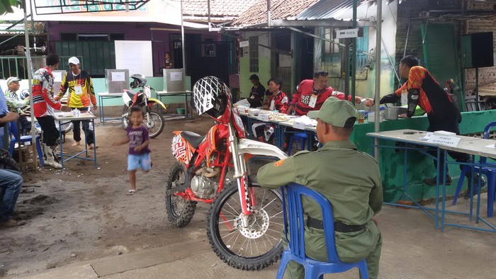 Unik, TPS di Bantul ini Petugas dan Dekorasinya Bernuansa Motor Trail