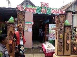 Petugas KPPS di TPS 01 berdandan ala kerajaan