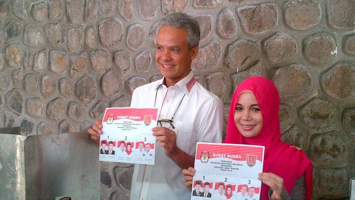Coblos Wali Kota Semarang, Canda Gubernur Ganjar: Pilih Nomor 4!