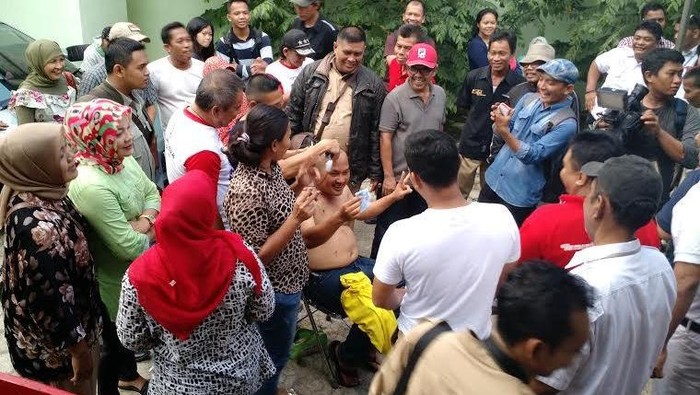 Cukur Gundul dan Pukul Gong, Pendukung Idris Pradi Bersuka Cita