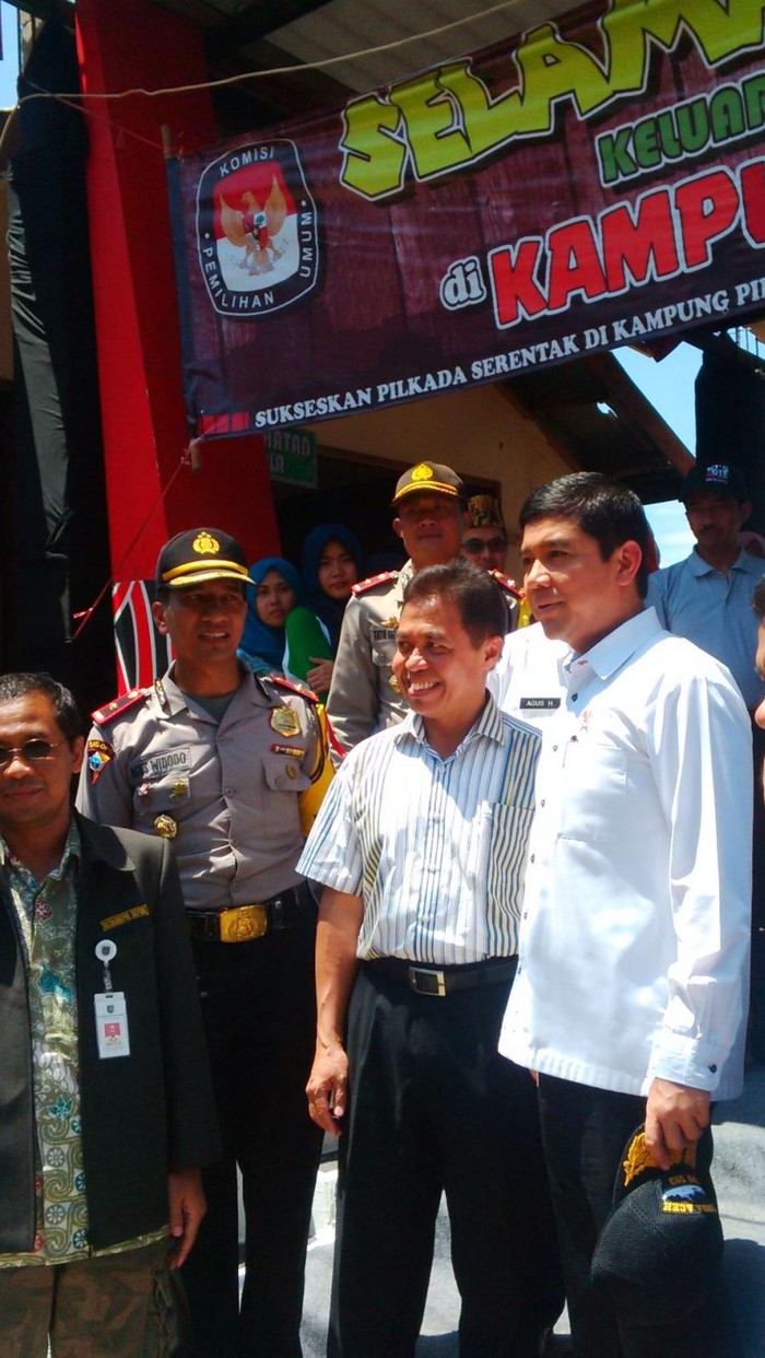 Panitia Berbaju Daerah Sambut Menteri Yuddy saat Tinjau TPS di Depok