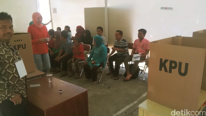 Warga Tangsel Berdatangan Padati TPS untuk Pilih Calon Wali Kota