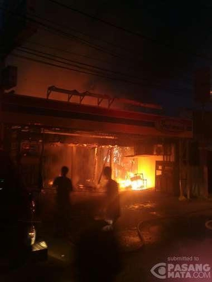 Minimarket di Pancoran Mas Depok Terbakar, 8 Unit Damkar Dikerahkan
