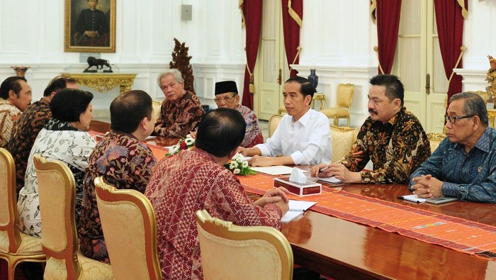 Meski Sakit, Jokowi Tetap Ngantor dan Pantau Hasil Pilkada