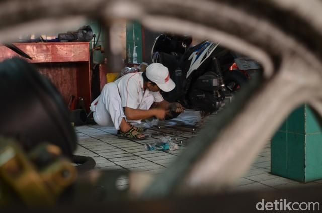 suasana penjualan dan perawatan motor di bengkel Honda