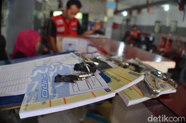 Motor-motor tengah dirawat/diservis di diler Yamaha.