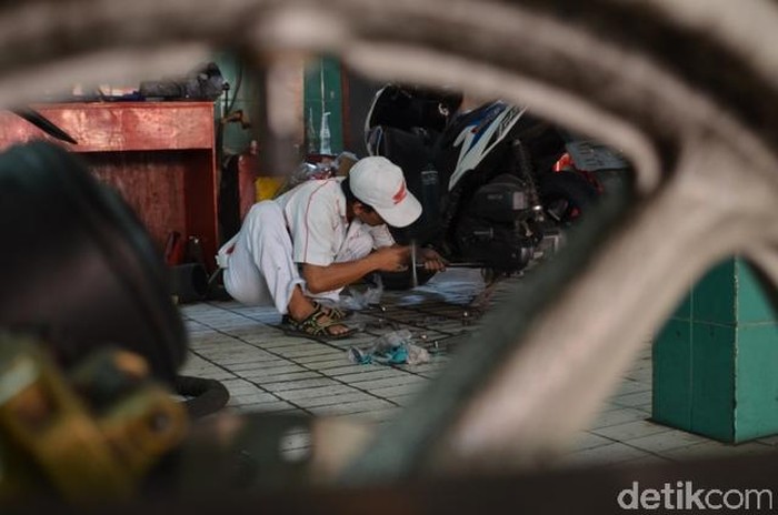 suasana penjualan dan perawatan motor di bengkel Honda