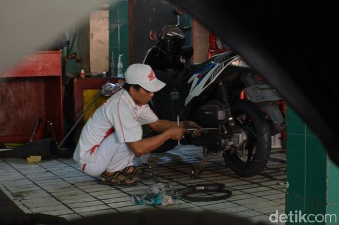 suasana penjualan dan perawatan motor di bengkel Honda