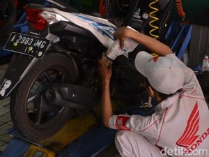 Sama Seperti Mobil, Volume Pelumas Motor pun Perlu Diperiksa