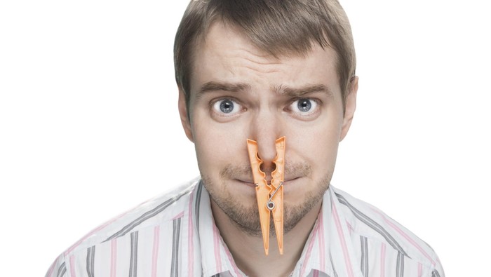 Penyebab hidung mampet sang pria bukan pilek ataupun flu. (Foto: thinkstock)