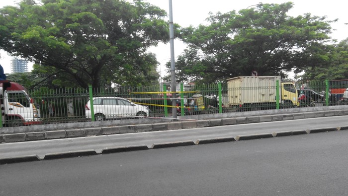 Besi Pembatas Jalan di Pasar Rumput yang Setrum Wisnu Sudah Dipagar Bambu