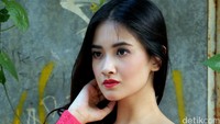 Kecantikannya membuat para pria terpesona.