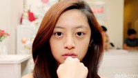 Dara kelahiran 24 Desember 1999 itu terlihat percaya diri tanpa make-up setelah perawatan. Pool/Ismail/detikHOT.