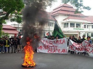 Mahasiswa Bakar Ban Tuntut Penegakan HAM di Depan Balai Kota Malang