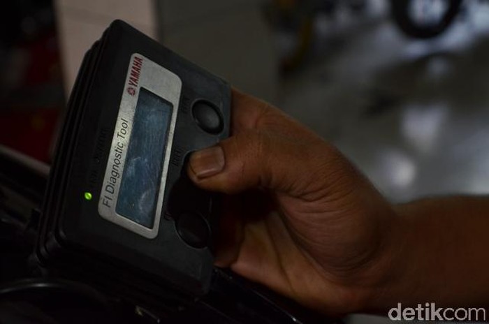 Motor-motor tengah dirawat/diservis di diler Yamaha.