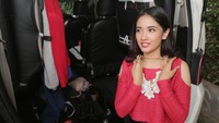 Aksesori tak lupa dibawa untuk mempercantik penampilannya.