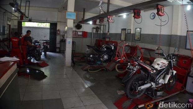 Motor-motor tengah dirawat/diservis di diler Yamaha.