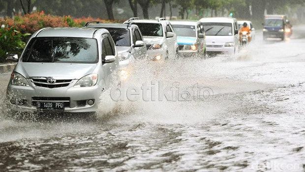 Jangan lupa foto kendaraan saat terendam banjir sebagai bukti saat mengajukan klaim asuransi