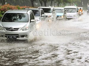 8 Tips Tetap Tenang Berkendara saat Banjir